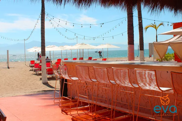 Eva Mandarina Beach Club · oceanfront seating