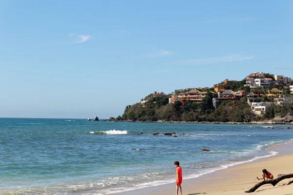 Eva Mandarina Beach Club · coastline